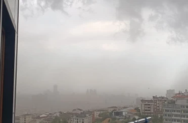 İstanbul’da fırtına etkili oldu, ağaçlar devrildi 