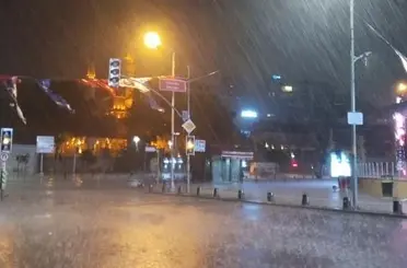 İstanbul’da gece saatlerinde aniden bastıran sağanak etkili oldu
