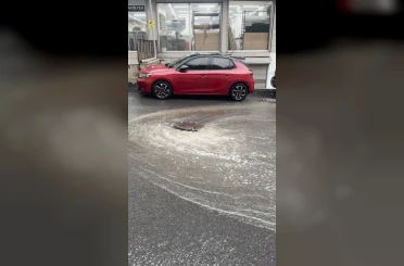 İstanbul’da sağanak nedeniyle rögarlar taştı, caddeler ve köprü altları göle döndü 