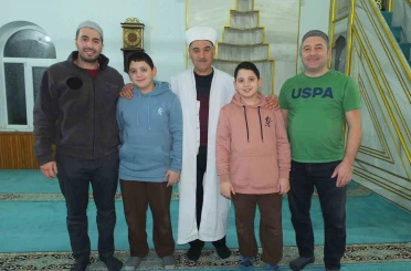 İstanbullu sevimli ikizler Burhaniye’ ye tatile geldi 