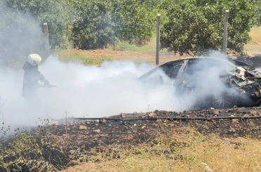 İtfaiye arabayı, vatandaşlar ise araçtaki parayı söndürmeye çalıştı 