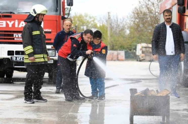 İtfaiye ekiplerinden özel bireylere yangın eğitimi 