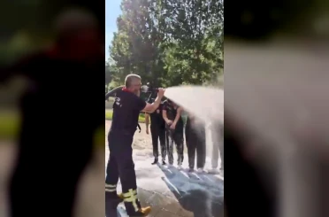 İtfaiyecilik bölümünde mezun olan öğrencilere tazyikli suyla veda 