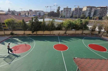İZAKUT İzmir gönüllüleri Defne’de iki spor sahası yaptı 