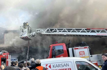 İzmir 6. Sanayi’de yedek parça dükkanında yangın 