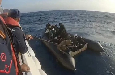 İzmir açıklarında 18 düzensiz göçmen yakalandı, 25 göçmen kurtarıldı 