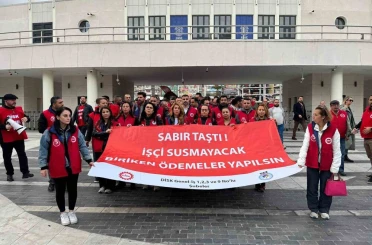 İzmir Büyükşehir önünde işçilerden oturma eylemi 