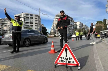 İzmir Konak’ta 30 farklı noktada dar alan uygulaması: 258 araca ceza kesildi 