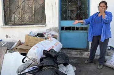 İzmir Konak’ta çöp ev kabusu: Mahalleli kötü koku ve haşerelerden isyan etti
