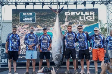 İzmir’de 2.5 saat mücadeleyle 185 kiloluk dev orkinos yakalandı 
