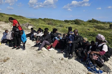 İzmir’de arızalanan botla denizde sürüklenen 26 düzensiz göçmen kurtarıldı 