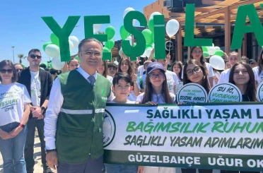 İzmir’de bağımlılığa karşı çocuklar ve velilerden ‘Sağlıklı Yaşam’ yürüyüşü 