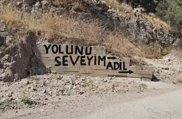 İzmir’de bozuk yol isyan ettirdi, vatandaş çileyi duvarlara yazdı 