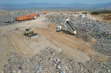 İzmir’de çöp krizi zirvede: Jandarmadan suçüstü operasyonu 