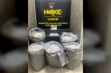 İzmir’de durdurulan araçtan 156 bin uyuşturucu hap çıktı 