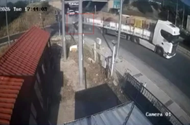 İzmir’de feci kaza: Tıra adeta ok gibi saplandı 