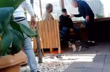 İzmir’de hırsızlık yaptığı öne sürülen taksi şoförüne darp 