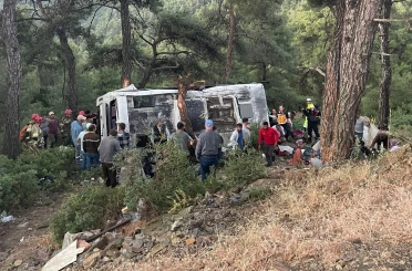 İzmir’de işçi servisi şarampole devrildi: 22 yaralı 