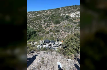 İzmir’de kontrolden çıkan beton mikseri şarampole yuvarlandı 