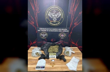 İzmir’de motosikletle uyuşturucu sevkiyatı yapan 3 şüpheli kovalamaca sonucu yakalandı 