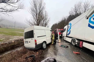 İzmir’de otomobil ile tır çarpıştı: 2 yaralı 