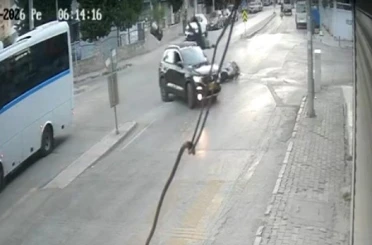 İzmir’de otomobilin motosiklete çarpıp kaçtığı kaza kameraya yansıdı 