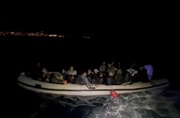 İzmir’de sürüklenen lastik bottaki 33 düzensiz göçmen kurtarıldı 