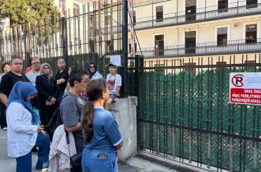 İzmir’de YKS heyecanı: Dış kapı demirlerinden atlayıp sınava girmeye çalıştılar 
