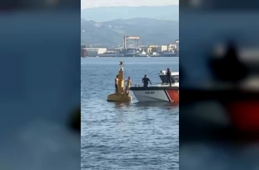 İzmit Körfezi’nde boğulmamak için deniz fenerine çıkan 3 kişiyi Sahil Güvenlik kurtardı 