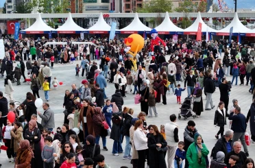 İzmit’te 23 Nisan’a uluslararası ilgi: Çocuklar bayram coşkusunu birlikte yaşıyor 