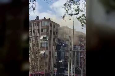 İzmit’te 7 katlı binanın çatısındaki bacadan çıkan yangın korkuttu 