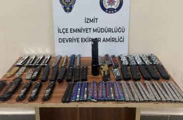 İzmit’te iki çocuğun üzerinde 52 kesici alet ele geçirildi 