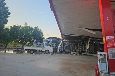 İznik’te kömür yüklü tır akaryakıt istasyonuna daldı: 1 ölü 