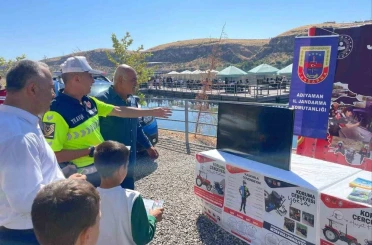 Jandarma ekipleri, trafik bilgilendirme standı açtı 