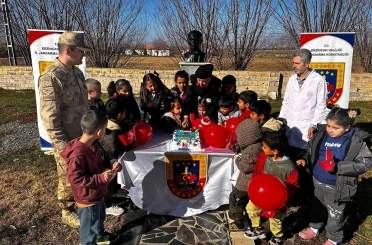 Jandarma ekiplerinden öğrencilere Çocuk Hakları Günü sürprizi 