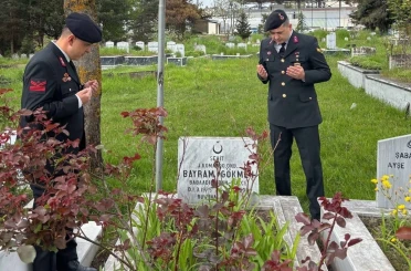 Jandarma şehit Gökmen’i kabri başında andı 