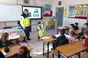 Jandarmadan ilköğretim öğrencilerine trafik semineri 