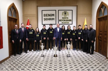 Judocular kupalarını Başkan Altay’a takdim etti