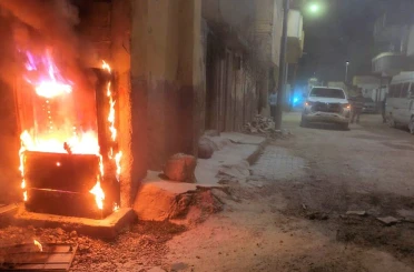 Kaçak hat çekilen panolar alev aldı 