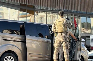 Kaçmaya çalışan şüpheli merdivenlerden düşerek yakalandı 