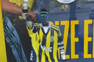 Kadıköy’de Fenerbahçe forması giyen robot ilgi odağı oldu 