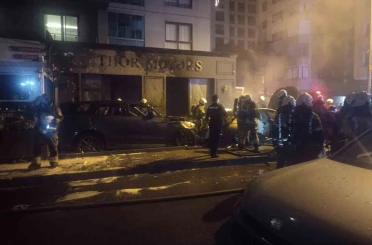 Kadıköy’de galeri önündeki park halindeki araçlar alev alev yandı 