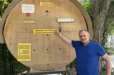 Kadıköy’de ilginç görüntü: Bakkalın önünde dev bal kovanı 