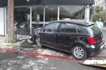 Kadıköy’de sürücü galeriye daldı 