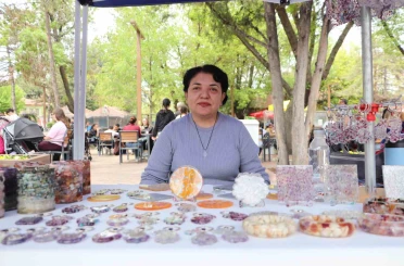 Kadın girişimci, doğal taş bileklik yapımını epoksi sanatıyla birleştirerek sanata dönüştürdü 