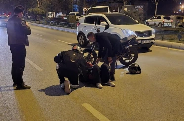 Kadın motosiklet sürücüsü otomobile arkadan çarptı 