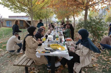 Kadınlar atölyede atıkları dönüştürüyor 