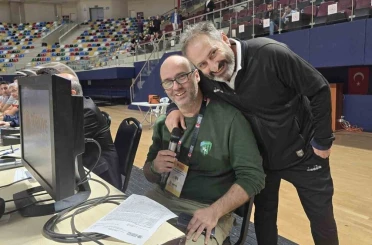 Kadınlar Basketbol Süper Ligi maçında anonsçu olmayınca görev gazeteciye düştü 