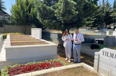 Kadir İnanır’ın kabri çiçeklerle donatıldı: Sevenleri yalnız bırakmadı 