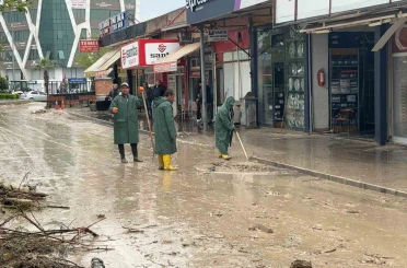 Kadirli’de selin ardından temizlik başladı, esnaf yardım bekliyor 